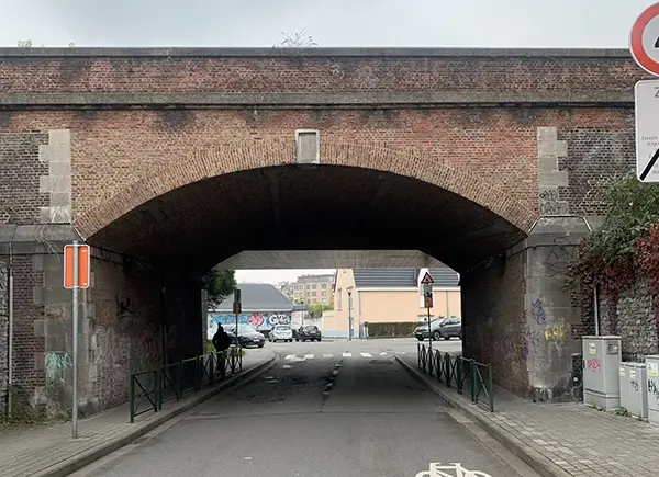 Niet stoppen en parkeren onder een brug