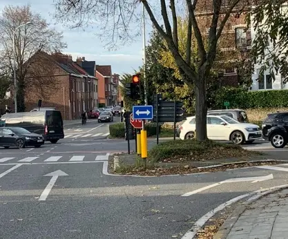 Feu rouge à gauche d'une voiture rouge