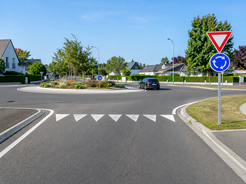 Sens giratoire obligatoire (rond-point).